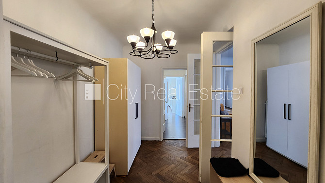 Fasādes māja, kāpņu telpa pēc kosmētiskā remonta, logi vērsti mājas abās pusēs, istabas Rīga - foto 14