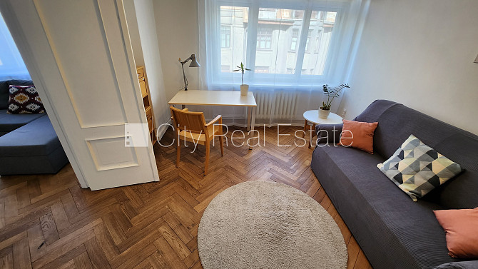 Fasādes māja, kāpņu telpa pēc kosmētiskā remonta, logi vērsti mājas abās pusēs, istabas Rīga - foto 8