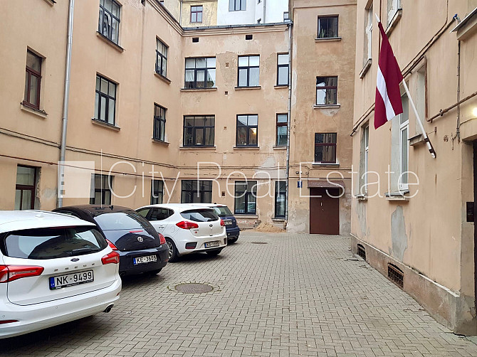 Pagalma māja, renovēta māja, slēgts pagalms, vieta automašīnai, kāpņu telpa pēc kapitālā Rīga - foto 10