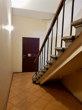 Pagalma māja, renovēta māja, slēgts pagalms, vieta automašīnai, kāpņu telpa pēc kapitālā Rīga - foto 9