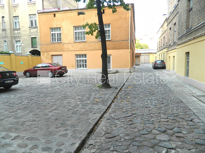 Pagalma ēka, bruģēts piebraucamais ceļš, ieeja no pagalma, kāpņu telpa bez remonta, istabas Rīga - foto 16