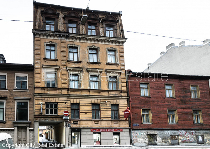 Pagalma ēka, bruģēts piebraucamais ceļš, ieeja no pagalma, kāpņu telpa bez remonta, istabas Rīga - foto 18