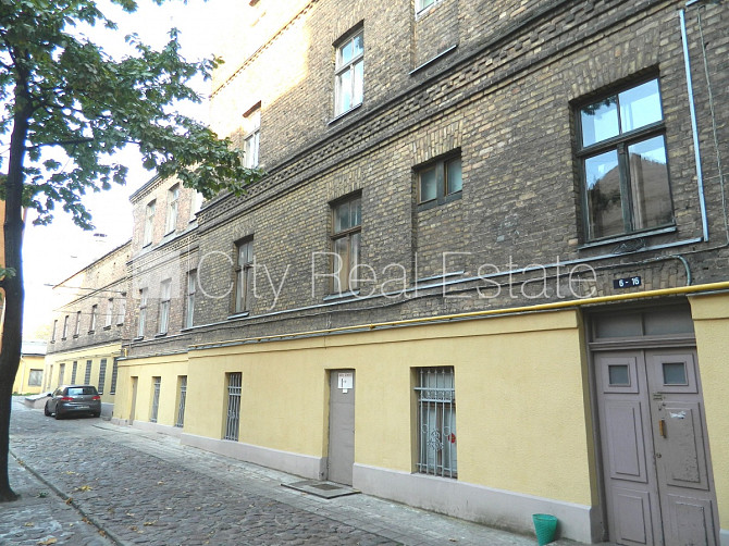 Pagalma ēka, bruģēts piebraucamais ceļš, ieeja no pagalma, kāpņu telpa bez remonta, istabas Rīga - foto 15