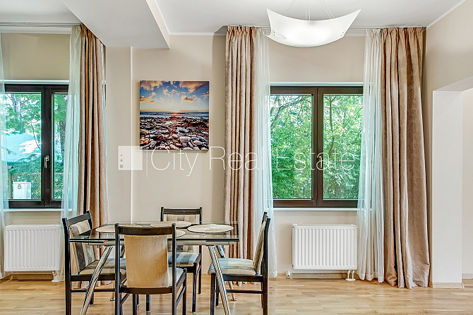 Privātmāja, labiekārtots apzaļumots pagalms, iežogota teritorija, garāža vienai Jūrmala - foto 4