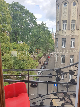 Fasādes māja, renovēta māja, ieeja no ielas, ir lifts, kāpņu telpa pēc kapitālā remonta, Rīga - foto 12