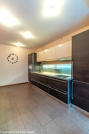 Fasādes māja, ķieģeļu mūra sienas, ieeja no ielas, ir lifts, kāpņu telpa pēc kosmētiskā Rīga - foto 4