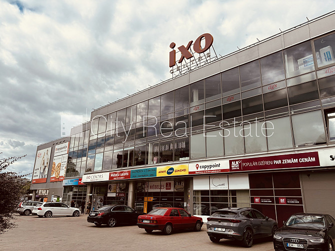 Ieeja no ielas un pagalma, apzaļumota teritorija ar jaunu kokaugu stādījumiem, centrālā Rīga - foto 1