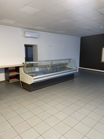 Fasādes māja, viena kvadrātmetra apsaimniekošanas maksa mēnesī  1.6 EUR, ieeja no ielas, logi Rīga - foto 4