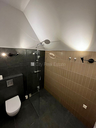 Fasādes māja, renovēta māja, vieta automašīnai, ieeja no ielas, luksuss apartamenti , ir Rīga - foto 8