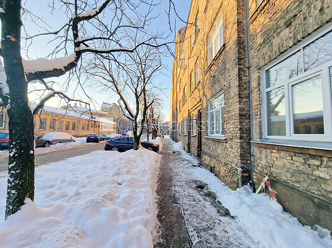 Fasādes māja, slēgts pagalms, vieta automašīnai, ieeja no ielas un pagalma, kāpņu telpa pēc Rīga - foto 16
