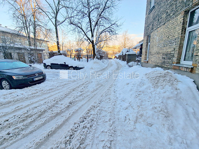 Fasādes māja, slēgts pagalms, vieta automašīnai, ieeja no ielas un pagalma, kāpņu telpa pēc Rīga - foto 17