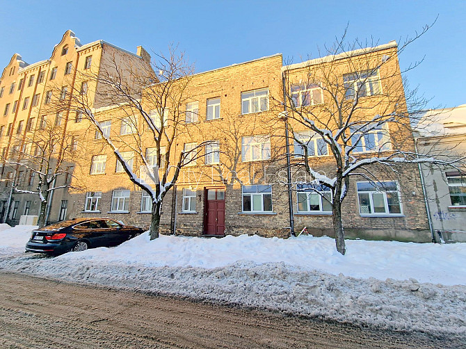 Fasādes māja, slēgts pagalms, vieta automašīnai, ieeja no ielas un pagalma, kāpņu telpa pēc Rīga - foto 15