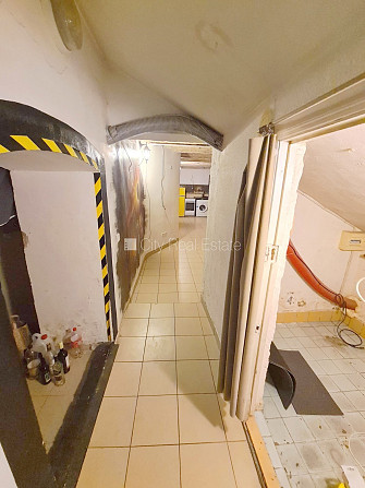 Fasādes māja, renovēta māja, ieeja no pagalma, puspagrabs, logi vērsti uz ielas pusi, Rīga - foto 11