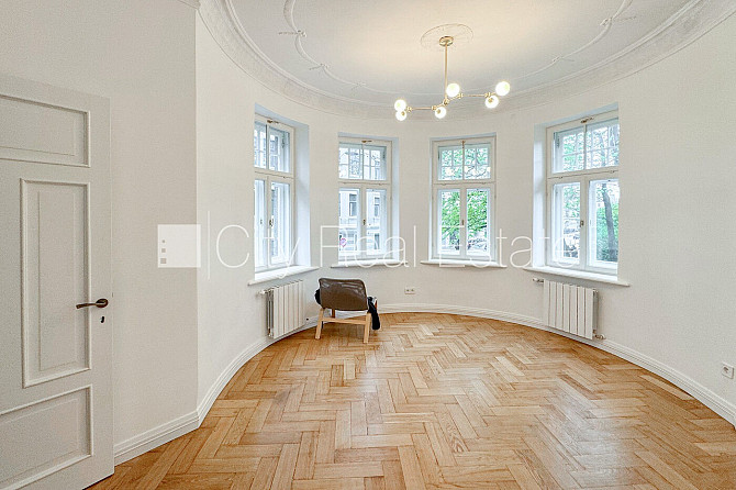 Fasādes māja, slēgts pagalms, logi vērsti uz pagalma pusi, logi vērsti uz ielas pusi, Rīga - foto 1