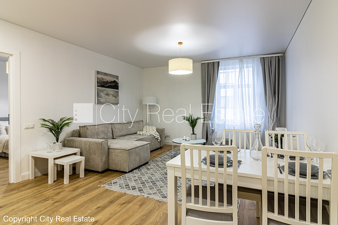 Restaurēta māja, fasāde ar koka apdari, labiekārtots apzaļumots pagalms, slēgts pagalms, Rīga - foto 1