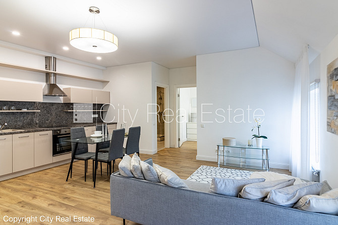 Restaurēta māja, fasāde ar koka apdari, energo efektīva māja, labiekārtots apzaļumots Rīga - foto 1