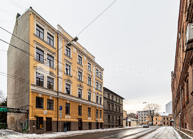 Fasādes māja, slēgts pagalms, vieta automašīnai, ieeja no ielas un pagalma, logi vērsti Rīga - foto 1