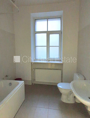 Zeme īpašumā, fasādes māja, renovēta māja, labiekārtots apzaļumots pagalms, slēgts Rīga - foto 9