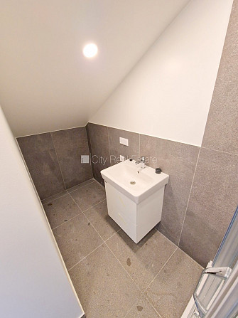 Pagalma ēka, renovēta māja, labiekārtota apzaļumota teritorija, ieeja no pagalma, ir lifts, Rīga - foto 15