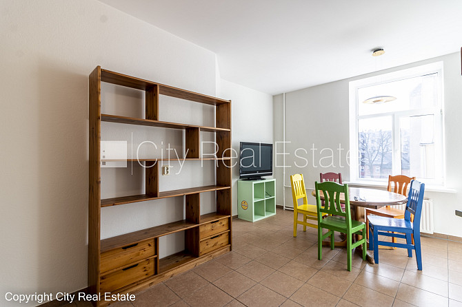 Fasādes māja, ieeja no ielas, kāpņu telpa pēc kapitālā remonta, balkons, logi vērsti mājas Rīga - foto 4