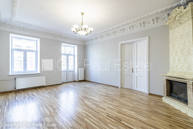 Fasādes māja, ieeja no ielas, kāpņu telpa pēc kapitālā remonta, balkons, logi vērsti mājas Rīga - foto 6