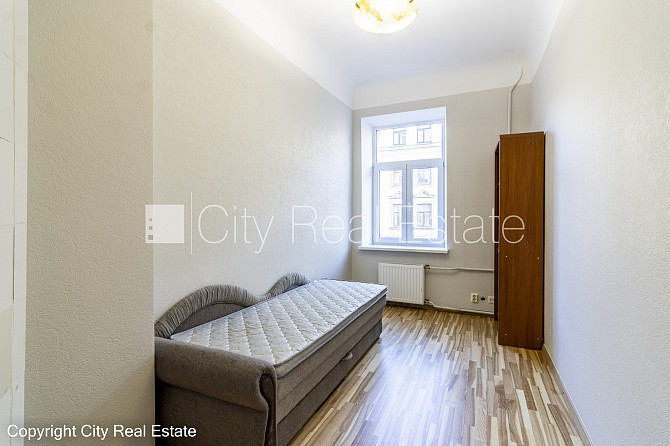 Fasādes māja, ieeja no ielas, kāpņu telpa pēc kapitālā remonta, balkons, logi vērsti mājas Rīga - foto 11
