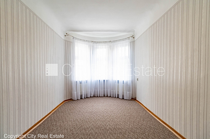 Fasādes māja, renovēta māja, bezmaksas stāvvieta pagalmā, ieeja no ielas, kāpņu telpa bez Rīga - foto 2