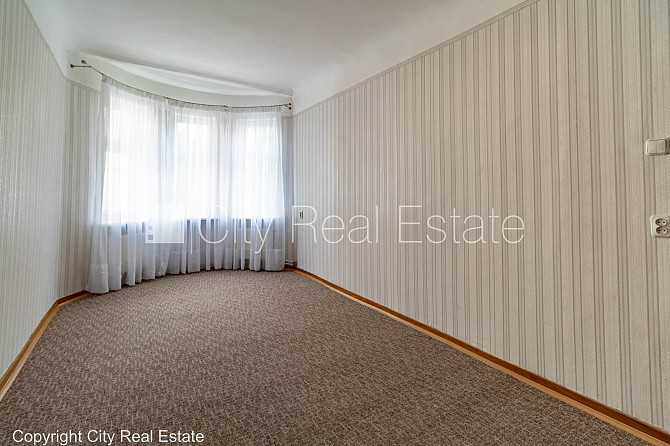 Fasādes māja, renovēta māja, bezmaksas stāvvieta pagalmā, ieeja no ielas, kāpņu telpa bez Rīga - foto 4