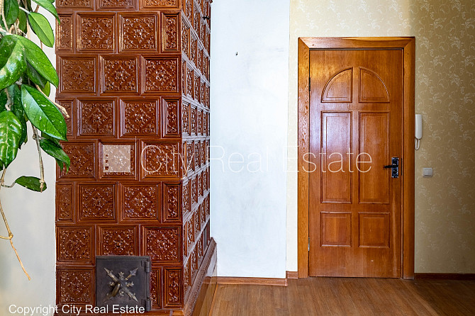 Fasādes māja, renovēta māja, bezmaksas stāvvieta pagalmā, ieeja no ielas, kāpņu telpa bez Rīga - foto 12