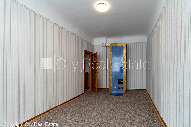 Fasādes māja, renovēta māja, bezmaksas stāvvieta pagalmā, ieeja no ielas, kāpņu telpa bez Rīga - foto 5