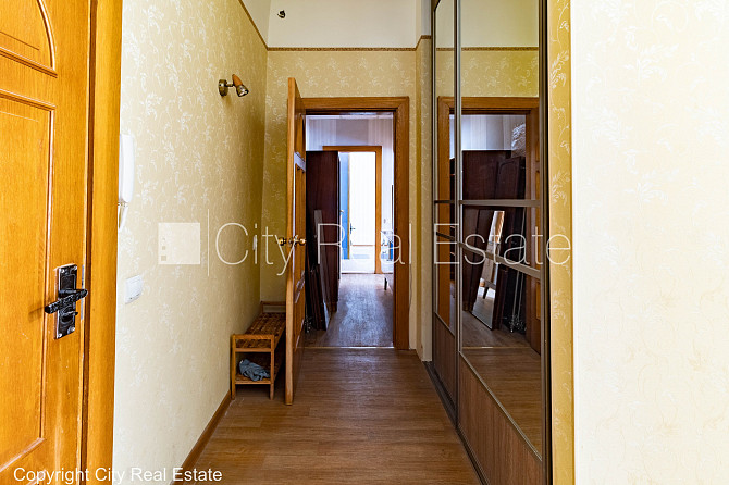 Fasādes māja, renovēta māja, bezmaksas stāvvieta pagalmā, ieeja no ielas, kāpņu telpa bez Rīga - foto 6
