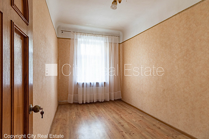 Fasādes māja, renovēta māja, bezmaksas stāvvieta pagalmā, ieeja no ielas, kāpņu telpa bez Rīga - foto 7