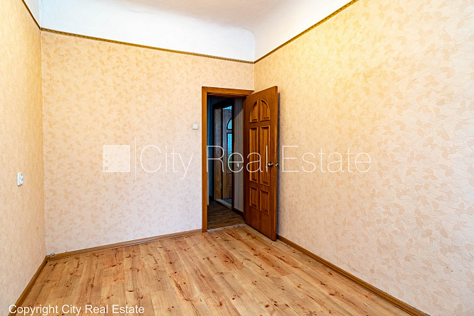 Fasādes māja, renovēta māja, bezmaksas stāvvieta pagalmā, ieeja no ielas, kāpņu telpa bez Rīga - foto 8