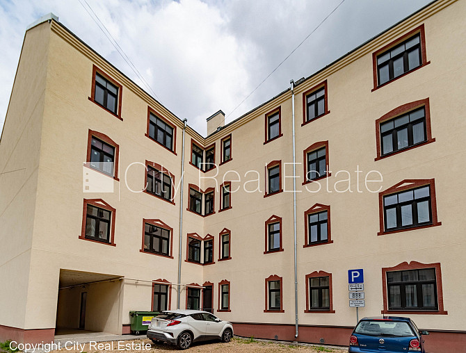 Fasādes māja, renovēta māja, bezmaksas stāvvieta pagalmā, ieeja no ielas, kāpņu telpa bez Rīga - foto 1
