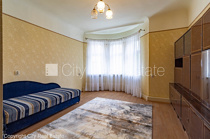 Fasādes māja, renovēta māja, bezmaksas stāvvieta pagalmā, ieeja no ielas, kāpņu telpa bez Rīga - foto 9