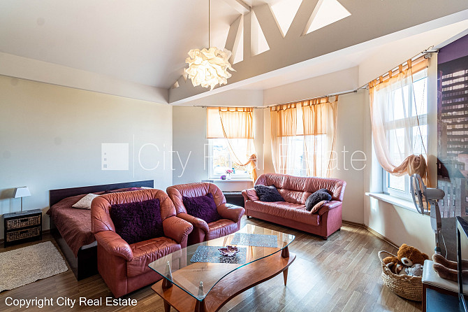 Pagalma ēka, bruģēts piebraucamais ceļš, slēgts pagalms, ieeja no pagalma, mansards, ir Rīga - foto 2