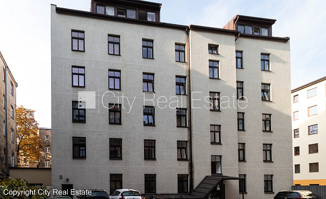 Pagalma ēka, bruģēts piebraucamais ceļš, slēgts pagalms, ieeja no pagalma, mansards, ir Rīga - foto 12