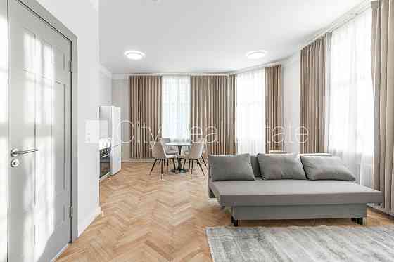Фасадный дом, реновированный дом, плата за обслуживание в месяц 50 EUR, вход с улицы, Рига