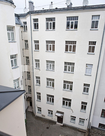 Fasādes māja, labiekārtota apzaļumota teritorija, vieta automašīnai, teritorijas stāvlaukums Rīga - foto 15
