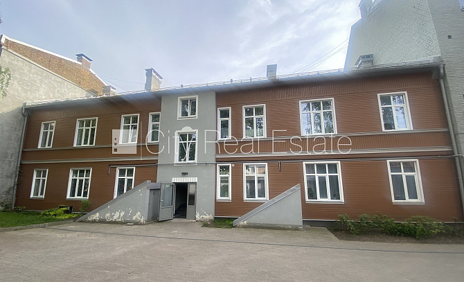 Koka māja, renovēta māja, ieeja no ielas, ieeja no pagalma, kāpņu telpa pēc kapitālā Rīga - foto 11