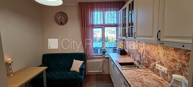 Koka māja, renovēta māja, ieeja no ielas, ieeja no pagalma, kāpņu telpa pēc kapitālā Rīga - foto 6