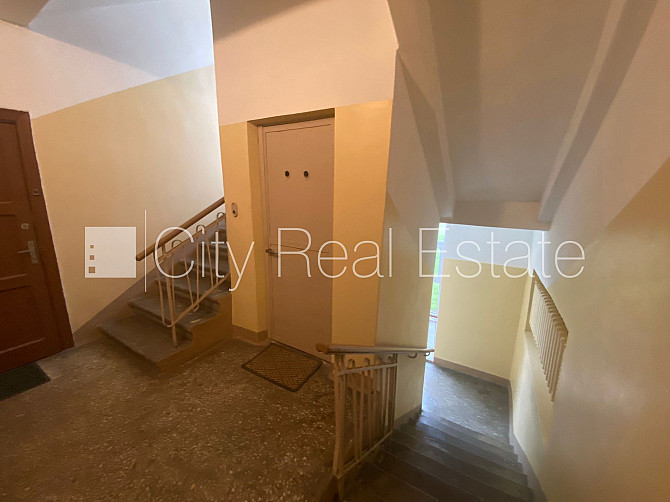 Pagalma māja, labiekārtota apzaļumota teritorija, vieta automašīnai, ir lifts, kāpņu telpa Rīga - foto 16