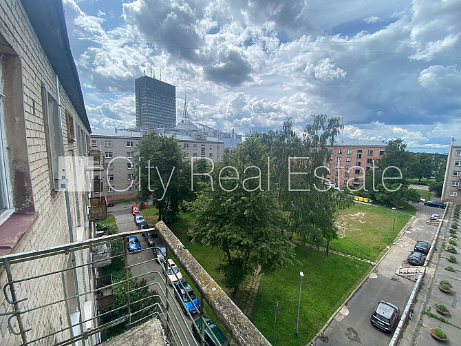 Pagalma māja, labiekārtota apzaļumota teritorija, vieta automašīnai, ir lifts, kāpņu telpa Rīga - foto 14