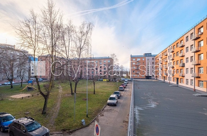 Pagalma māja, labiekārtota apzaļumota teritorija, vieta automašīnai, ir lifts, kāpņu telpa Rīga - foto 17
