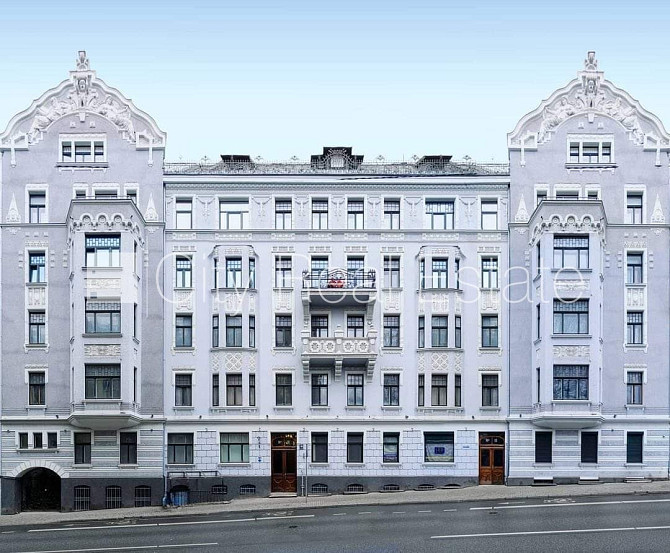 Fasādes māja, ieeja no ielas, ir lifts, kāpņu telpa pēc kosmētiskā remonta, logi vērsti uz Rīga - foto 19