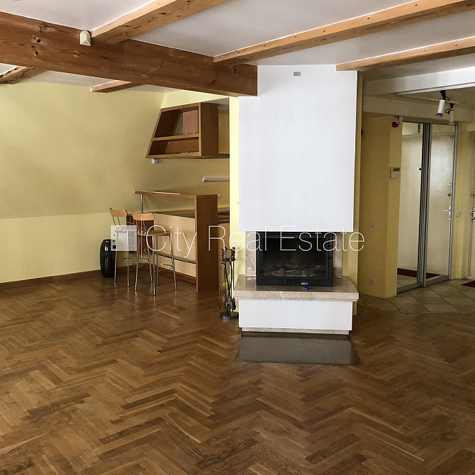 Fasādes māja, ieeja no ielas, kāpņu telpa pēc kosmētiskā remonta, balkons, logi vērsti Rīga - foto 13