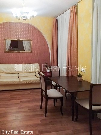 Fasādes māja, ieeja no ielas, kāpņu telpa pēc kosmētiskā remonta, balkons, logi vērsti Rīga - foto 1