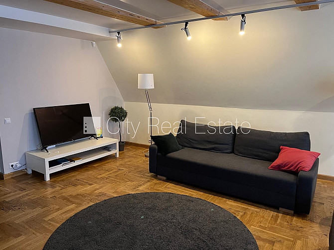 Fasādes māja, ieeja no ielas, kāpņu telpa pēc kosmētiskā remonta, balkons, logi vērsti Rīga - foto 16