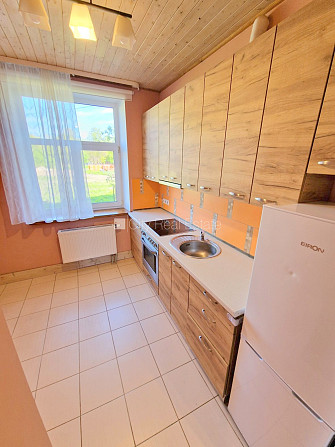 Renovēta māja, ieeja no pagalma, kāpņu telpa pēc kapitālā remonta, jumta terase, logi Rīga - foto 3