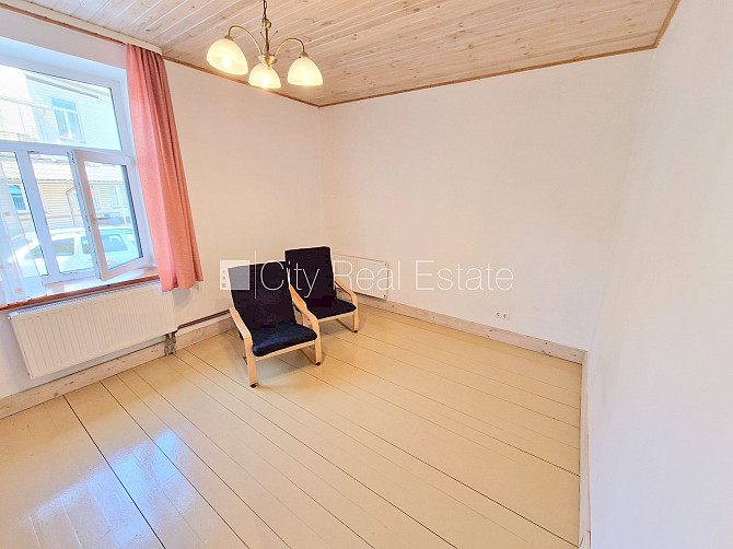 Renovēta māja, ieeja no pagalma, kāpņu telpa pēc kapitālā remonta, jumta terase, logi Rīga - foto 6